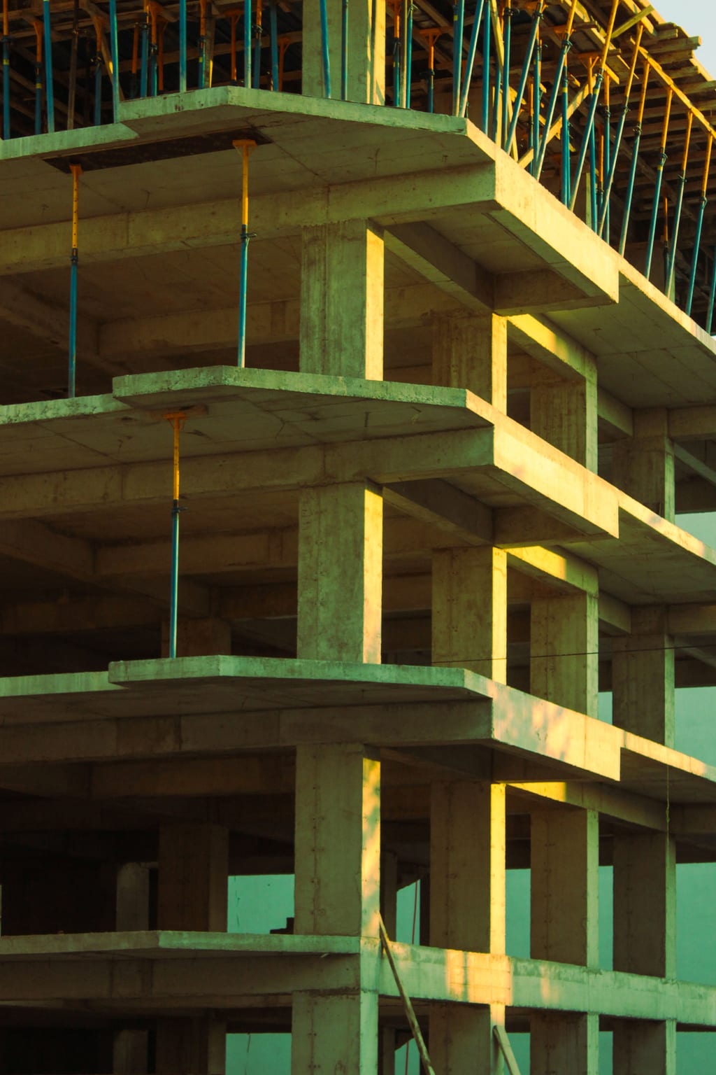 Bâtiment en construction avec structure béton